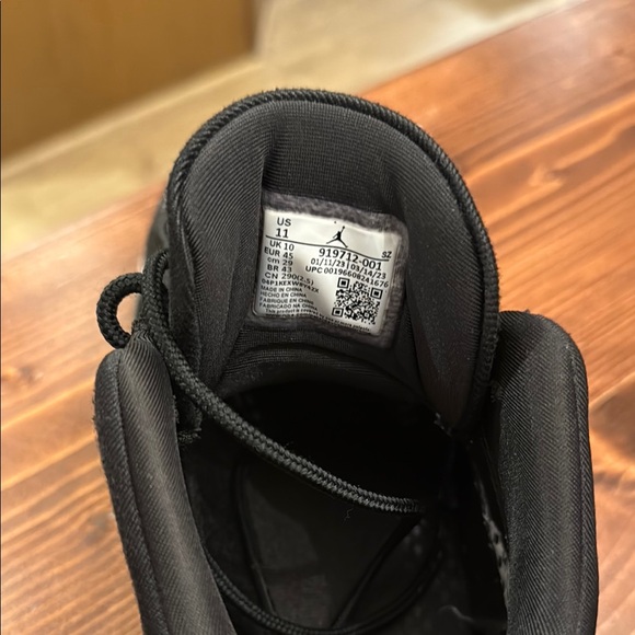 Jordan Black and White Sneakers with Classic Design - Picture 3 of 6